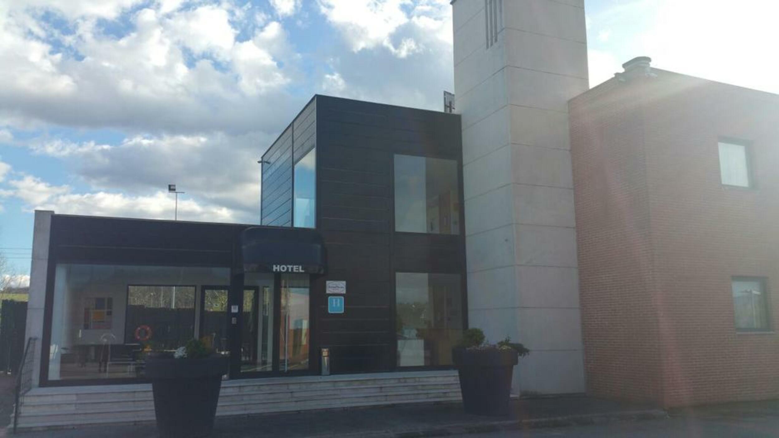 桑蒂拉纳酒店 Reocín 外观 照片